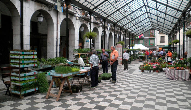 Plaza de la Verdura Tolosa | https://commons.wikimedia.org/wiki/File:Berdura plaza tolosa 001.JPG