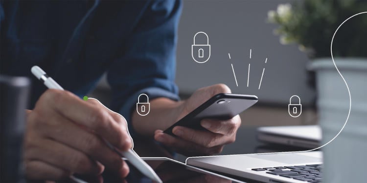 BLOG CUERPO_ENERO_02 (1) persona utilizando diferentes electrónicos