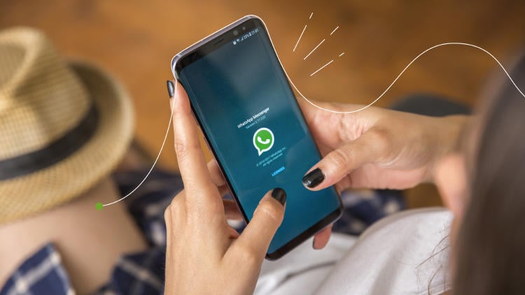 02. WHATSAPP_8000x4500_CUERPO emakumea-WhatsApp mugikor aplikazioa erabiltzen